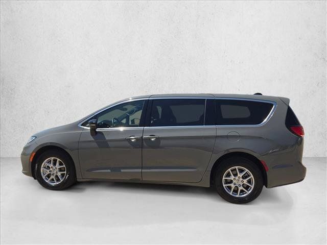Used 2025 Chrysler Pacifica Select FWD image 9