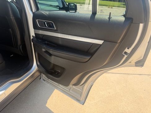 Used 2017 Ford Explorer XLT w/ Equipment Group 202A AWD/4WD image 18