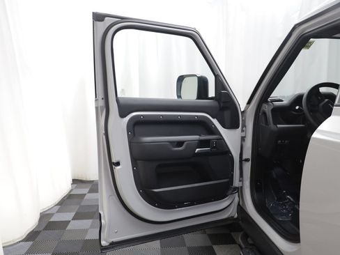 Used 2026 Land Rover Defender 110 X-Dynamic SE AWD/4WD image 4