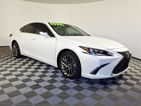 Used 2025 Lexus ES 300h w/ Luxury Package image 3