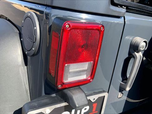 Used 2017 Jeep Wrangler Unlimited Sport w/ Quick Order Package 24S AWD/4WD image 27