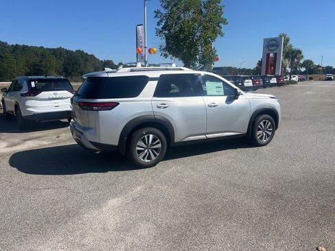 New 2025 Nissan Pathfinder SL image 5
