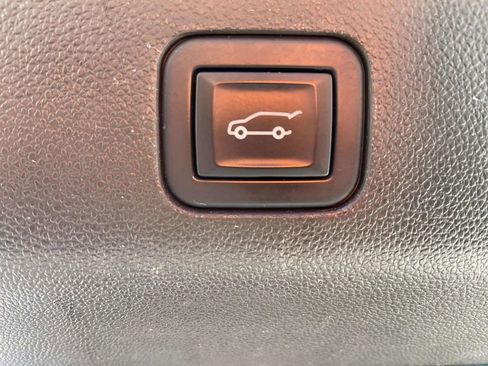 Used 2022 GMC Yukon XL Denali w/ Denali Premium Package image 9