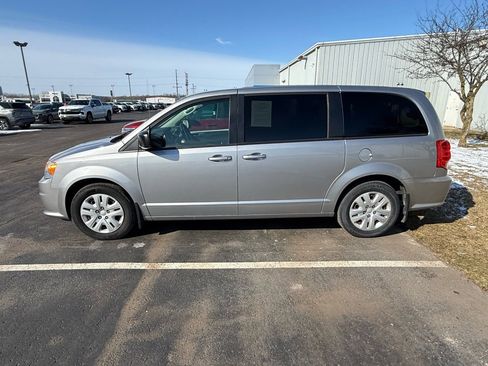 Used 2018 Dodge Grand Caravan SE w/ UConnect Hands-Free Group image 4