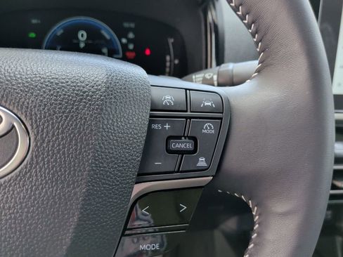 Used 2025 Toyota Camry SE image 16