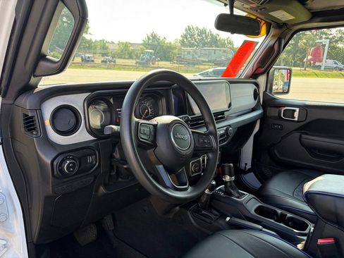 Used 2024 Jeep Gladiator Sport AWD/4WD image 13