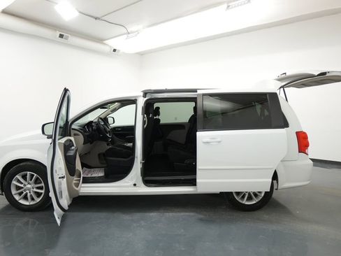 Used 2016 Dodge Grand Caravan SXT w/ Rear Park Assist Package FWD image 23