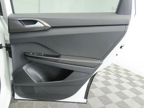New 2026 Volkswagen Taos SE image 25