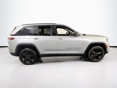 Used 2023 Jeep Grand Cherokee Altitude AWD/4WD image 4