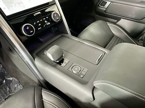 Used 2024 Land Rover Discovery Dynamic SE image 14