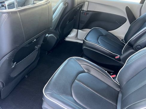Used 2023 Chrysler Pacifica Limited FWD image 16
