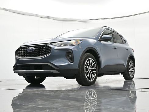 Certified 2025 Ford Escape SE w/ Class II Trailer Tow Package image 36