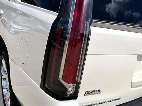 Used 2015 Cadillac Escalade Luxury AWD/4WD image 27