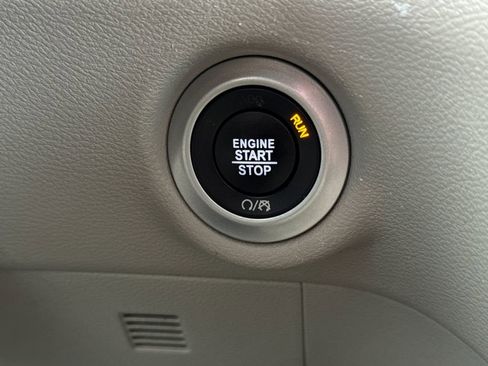 Used 2023 Chrysler Pacifica Touring-L image 22