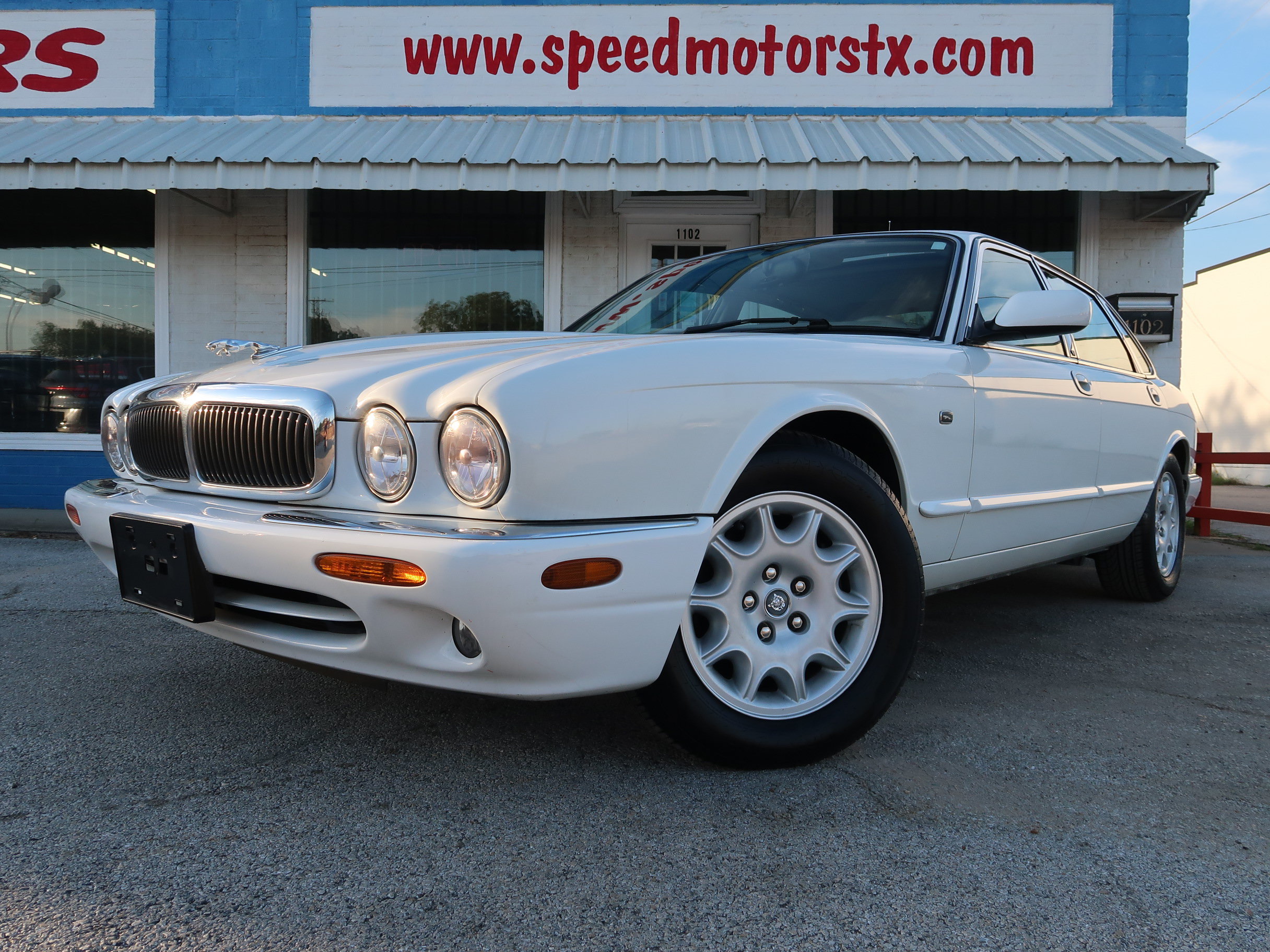 Used 1999 Jaguar XJ8 RWD image 1
