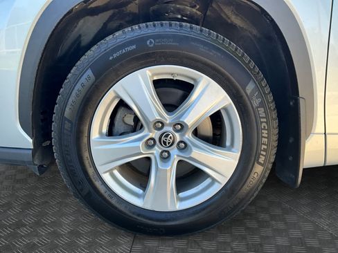 Used 2023 Toyota Highlander LE AWD/4WD image 16