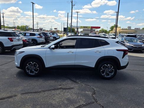 Used 2025 Chevrolet Trax LT w/ LT Convenience Package FWD image 4