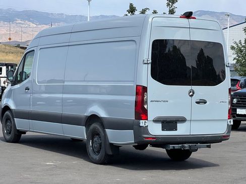 Used 2024 Mercedes-Benz Sprinter 2500 image 3