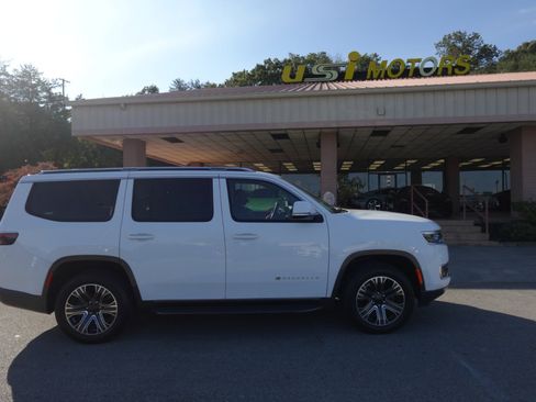 Used 2022 Jeep Wagoneer Series III w/ Flexible Seating Group image 2