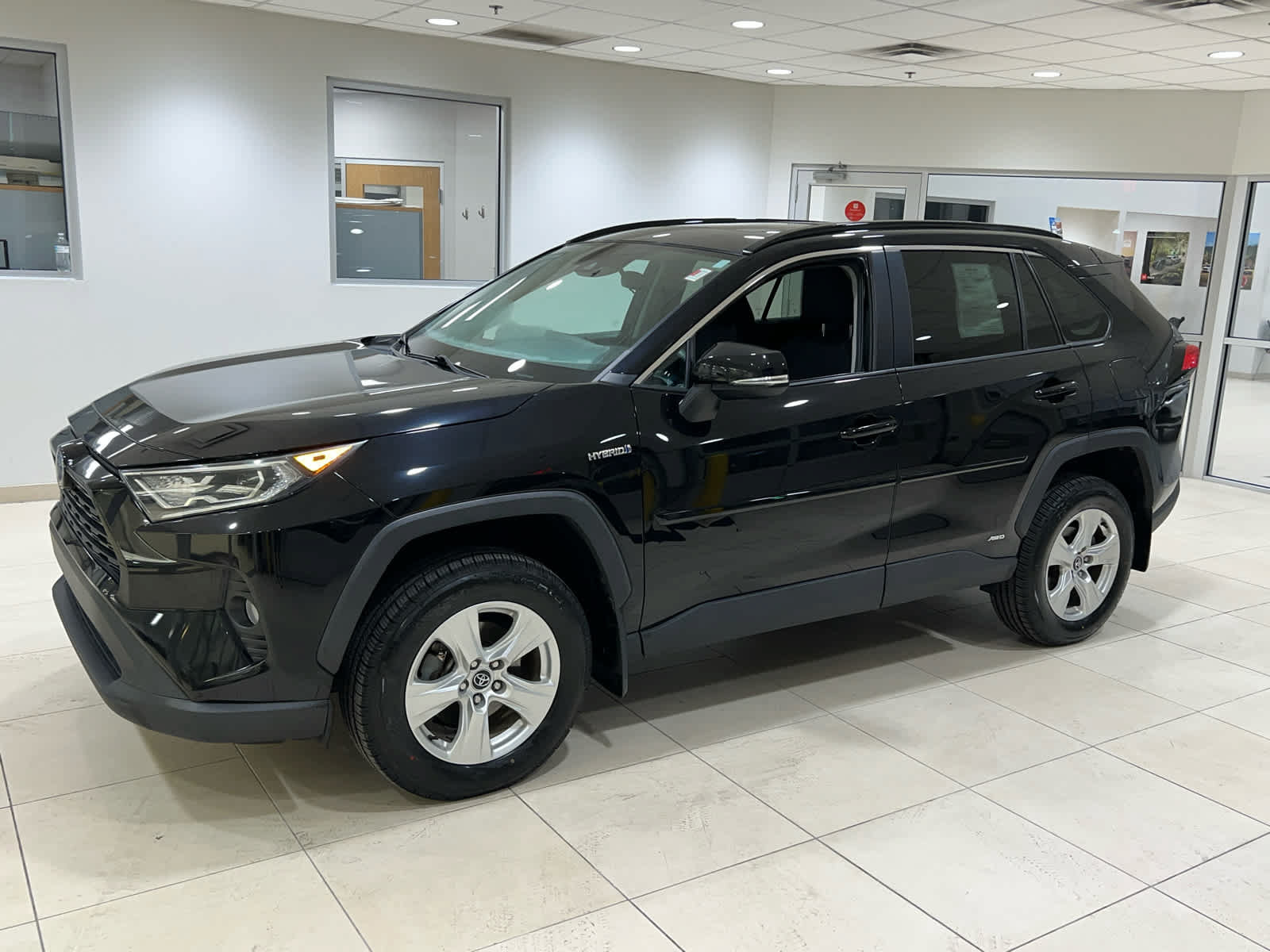 Used 2021 Toyota RAV4 XLE w/ Convenience Package AWD/4WD image 4