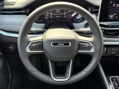 Used 2025 Jeep Compass Latitude AWD/4WD image 32