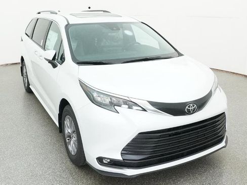 New 2026 Toyota Sienna XLE FWD image 9