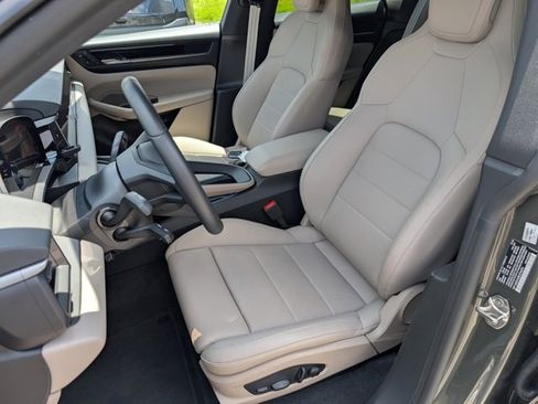 Certified 2025 Porsche Macan Electric image 5