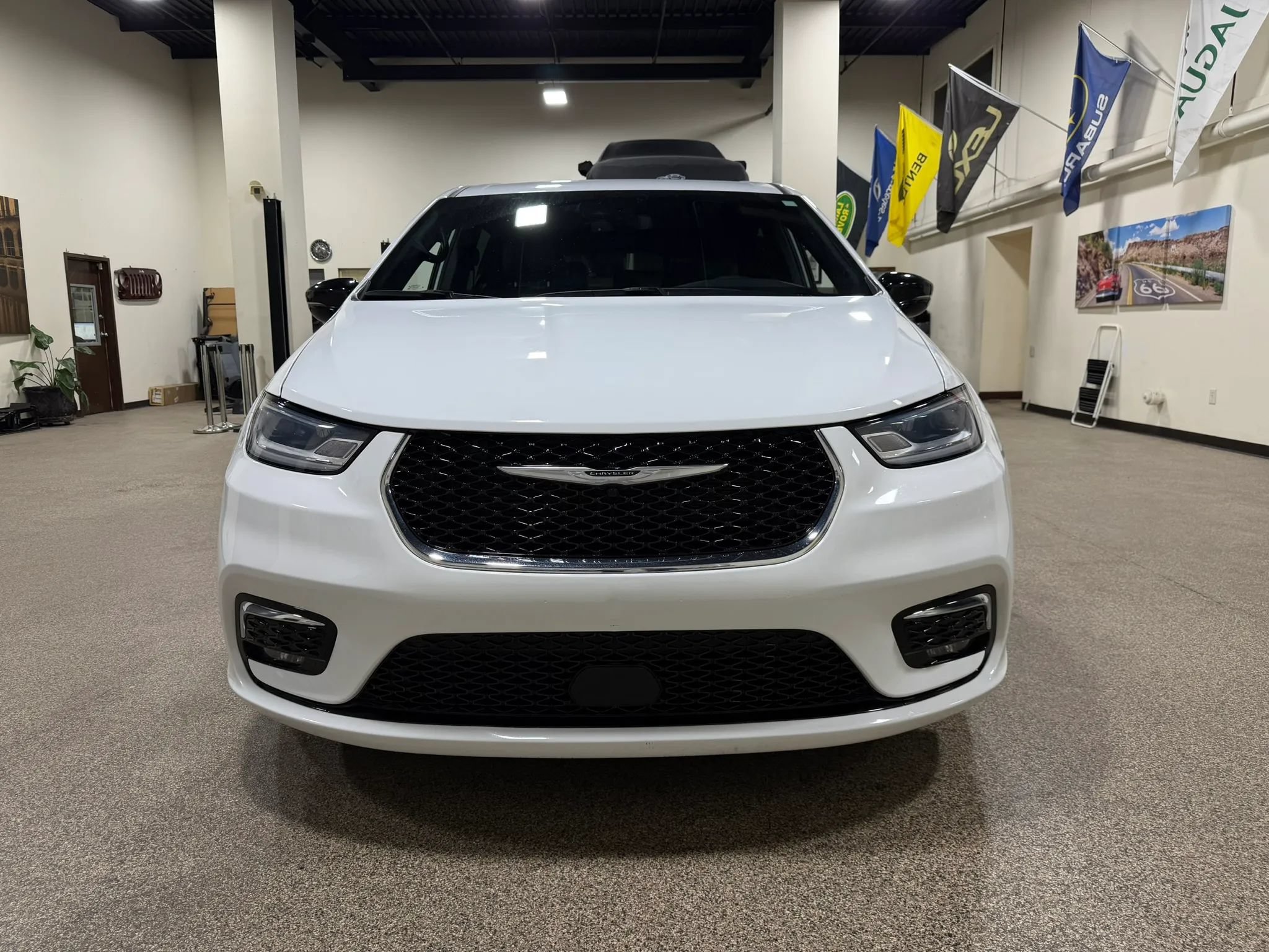 Used 2025 Chrysler Pacifica Select FWD image 2