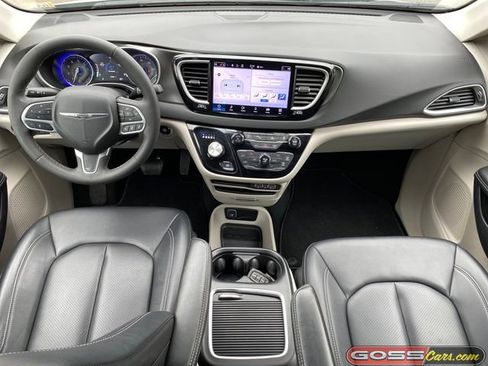 Certified 2024 Chrysler Pacifica Touring-L image 10