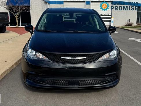 Used 2022 Chrysler Voyager LX FWD image 2