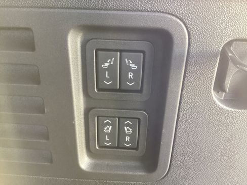 Used 2025 Chevrolet Traverse High Country image 17