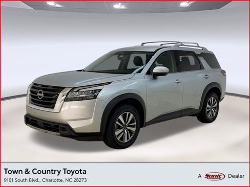 Used 2023 Nissan Pathfinder SL image 1