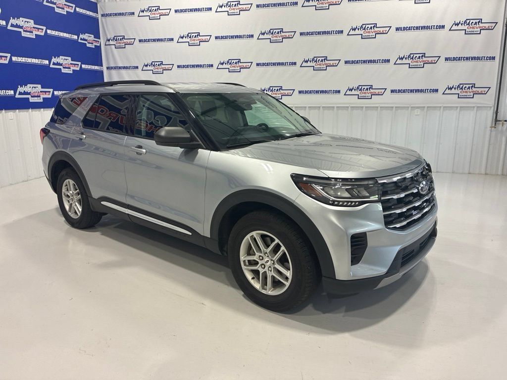 Used 2025 Ford Explorer Active AWD/4WD image 7