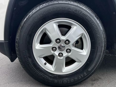 Used 2012 Jeep Grand Cherokee Laredo w/ Laredo E Group image 64