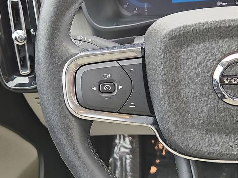 Used 2024 Volvo XC40 B5 Plus AWD/4WD image 18