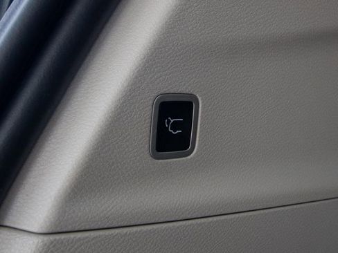 Used 2023 Chrysler Pacifica Touring-L FWD image 14
