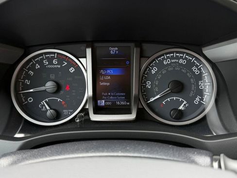 Used 2021 Toyota Tacoma Limited AWD/4WD image 19