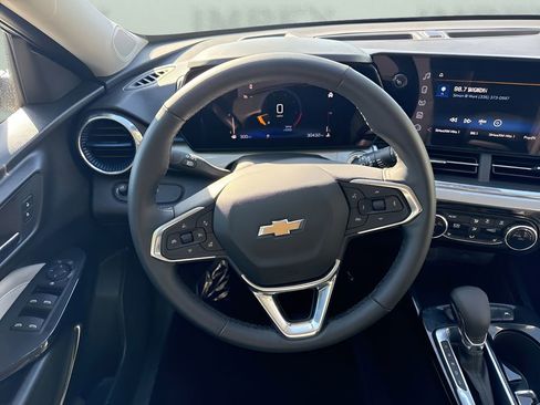 Used 2025 Chevrolet Trax LT w/ LT Convenience Package FWD image 12