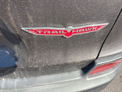 Used 2021 Jeep Cherokee Trailhawk image 15