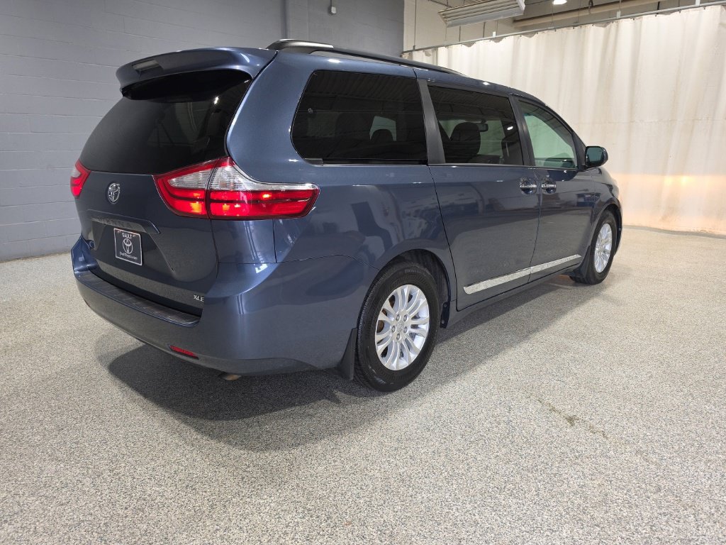 Used 2017 Toyota Sienna XLE FWD image 3