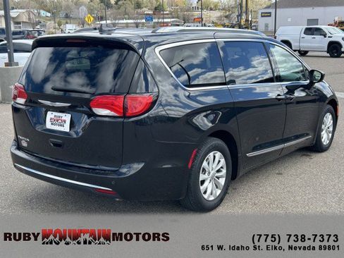 Used 2018 Chrysler Pacifica Touring-L FWD image 7