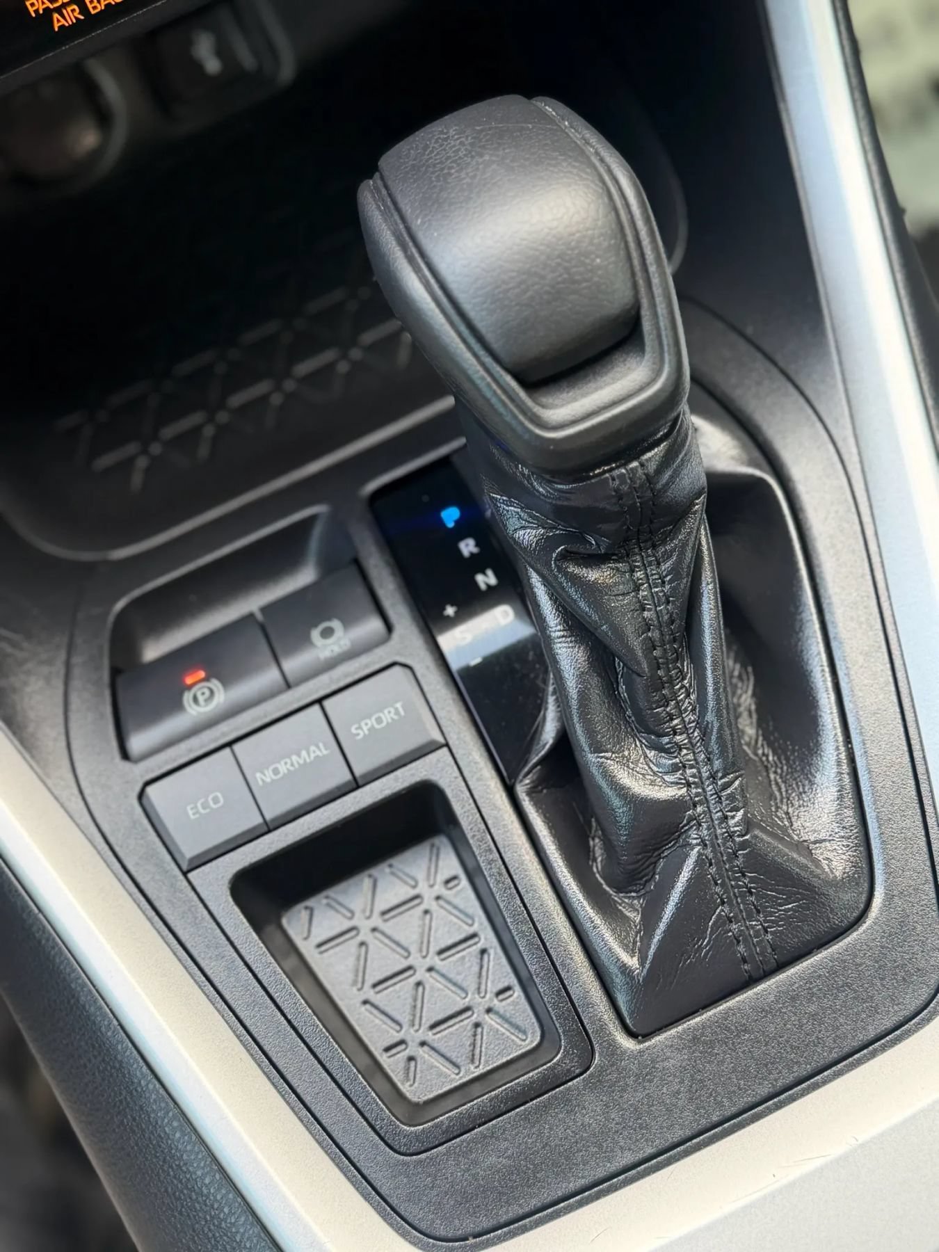 Used 2020 Toyota RAV4 XLE FWD image 32