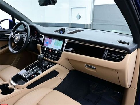 Used 2025 Porsche Macan image 19
