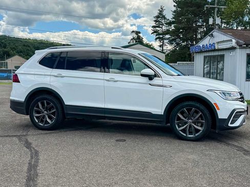 Used 2022 Volkswagen Tiguan SE FWD image 2
