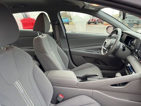 Used 2025 Hyundai Elantra Sport image 9
