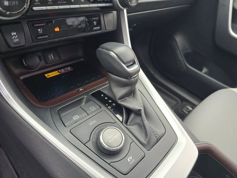 Used 2025 Toyota RAV4 Limited image 27