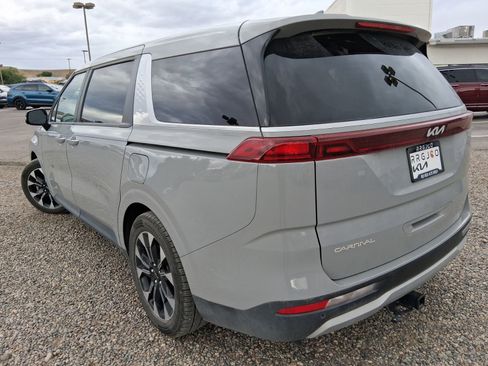 Used 2024 Kia Carnival EX FWD image 3
