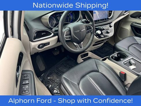 Used 2024 Chrysler Pacifica Touring-L FWD image 7