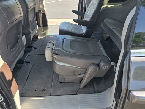 Used 2021 Chrysler Voyager Lxi FWD image 14