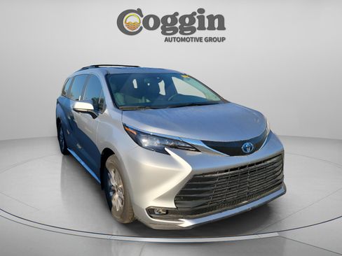 Used 2025 Toyota Sienna XLE image 6